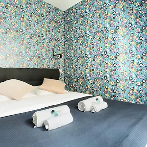 Rent A - Meslay , Parigi Francia
